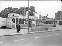 44334 Afbeelding van een abri aan het Leidseveer te Utrecht, met op de achtergrond de lunchroom en poffertjeskraam De ...